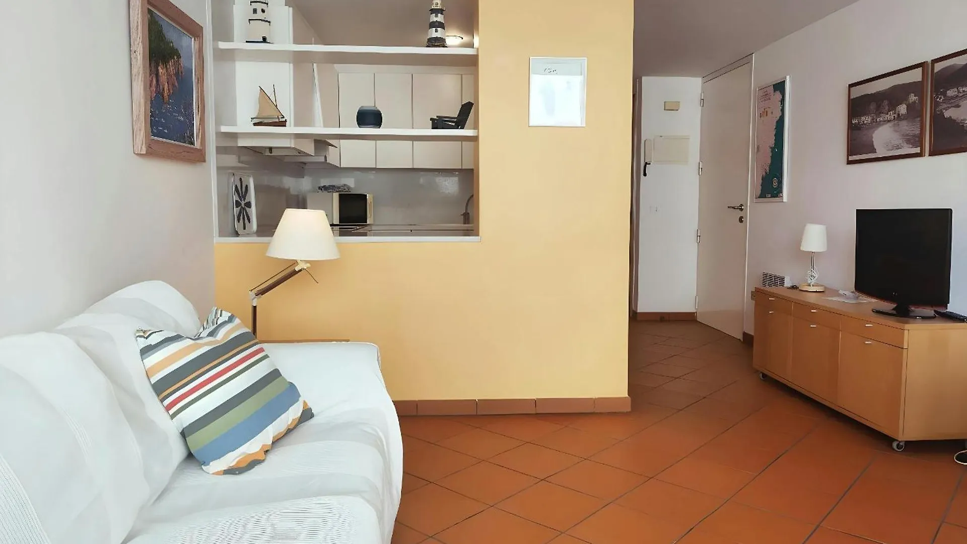 Tamariu Beach 1 Spacious Seafront Apartment On The Boulevard 0*,  España